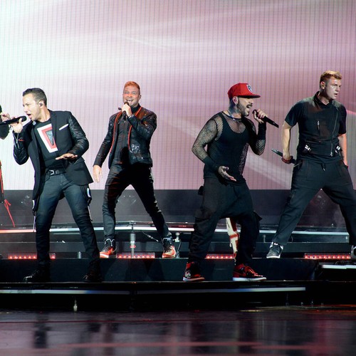 Backstreet Boys Pay Tribute To Late Aaron Carter During London Concert ...