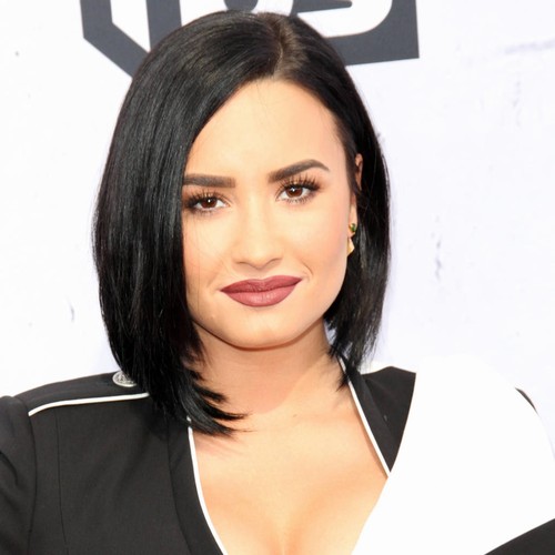 Demi Lovato slips and falls at WE Day gig - Music news - NewsLocker